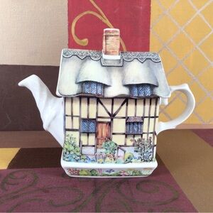 Sadler Anne Hathaway’s Cottage Teapot